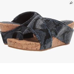 Donald J Pliner Gala navy blue snakeskin platform sandal  size 10